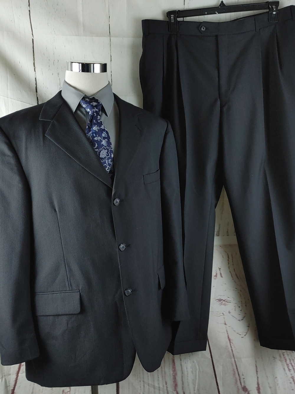 Gianelli Mens 46R Charcoal Gray Pinstripe 3 Btn 2pc Suit Pleated Pants 40x30.5